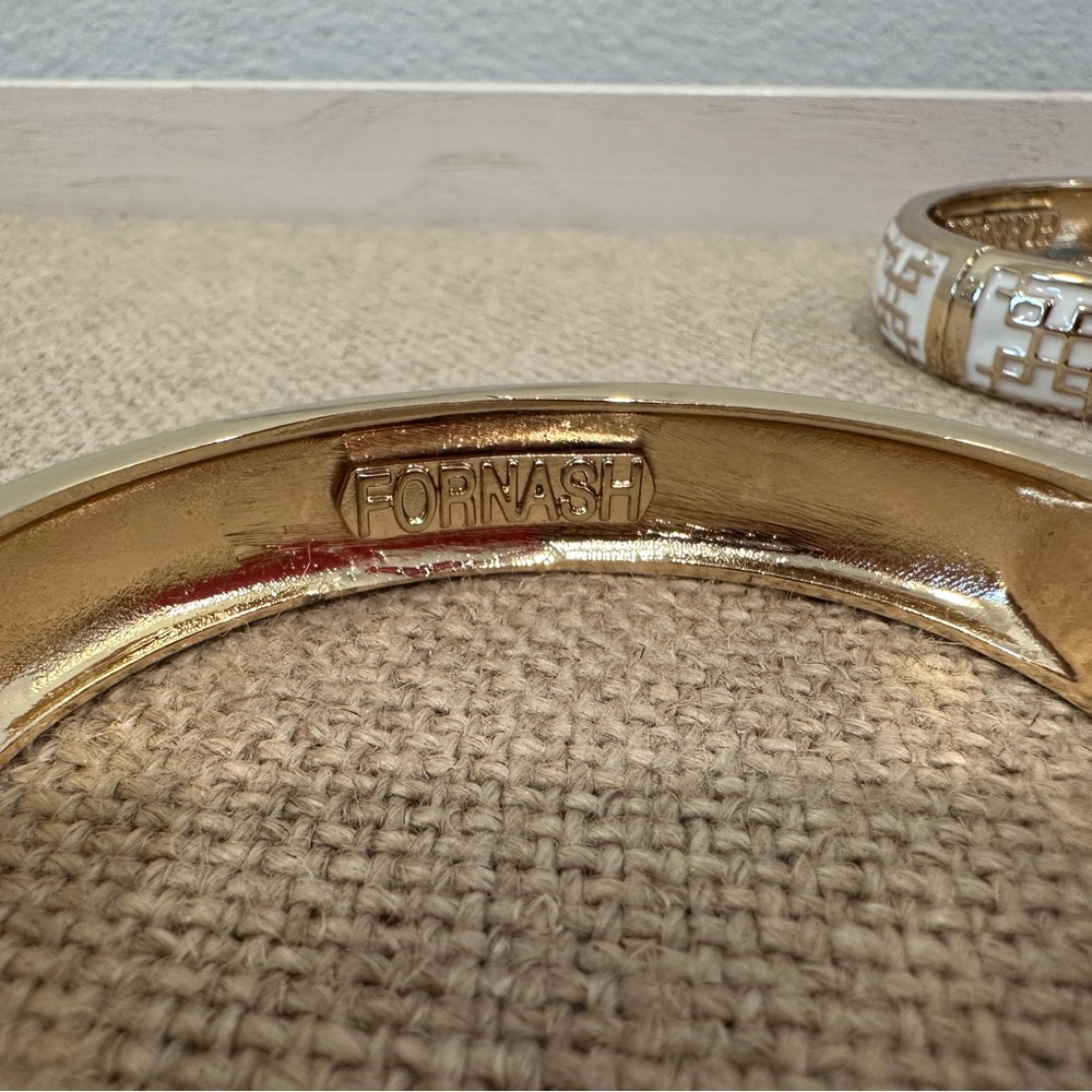 Fornash, (2) vintage style costume jewelry, gold/white and gold/blue bracelets - Picture 7 of 8
